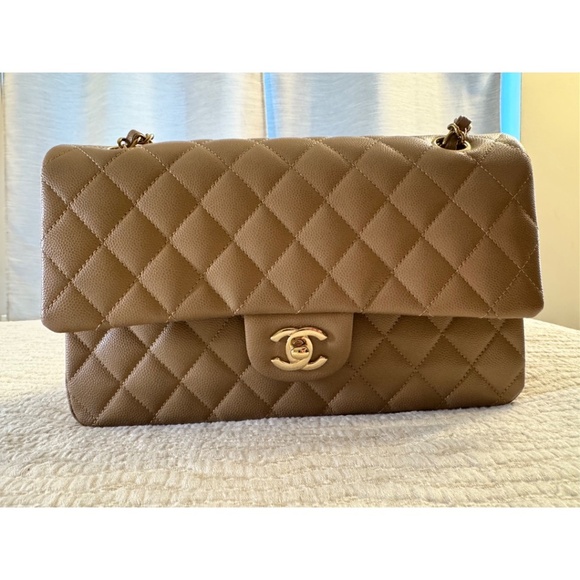 CHANEL CLASSIC DOUBLE FLAP MEDIUM CAVIAR LEATHER - LIKE NEW CONDITION - Picture 2 of 16